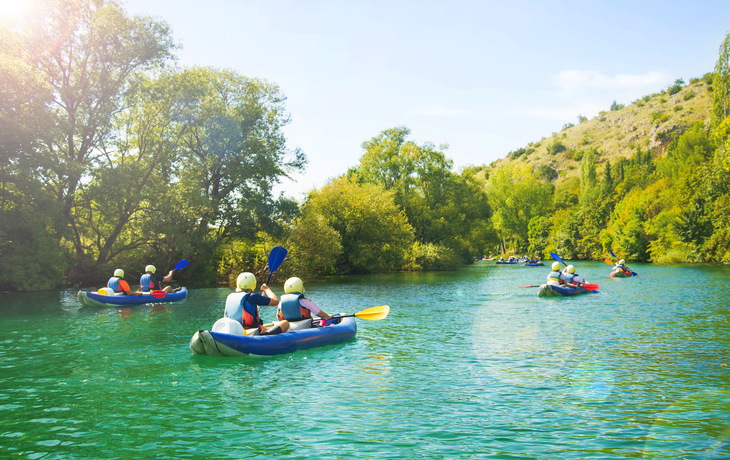 Gruppe von Kajakfahrern auf dem Fluss Zrmanja