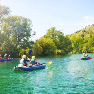 Gruppe von Kajakfahrern auf dem Fluss Zrmanja