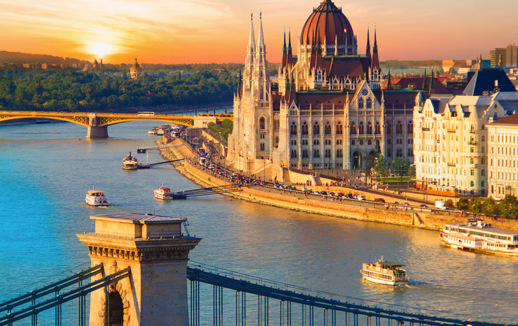Aussicht auf das ungarische Parlament und die Kettenbrücke